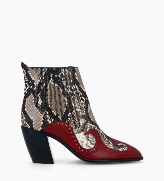 WOMEN IN FREE LANCE : STOPOVER ON THE WEST COAST OF USA - FREE LANCE